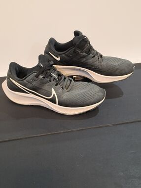 Nike Air Zoom Pegasus 38 Women’s Athletic Sneakers — Black & White Size 9